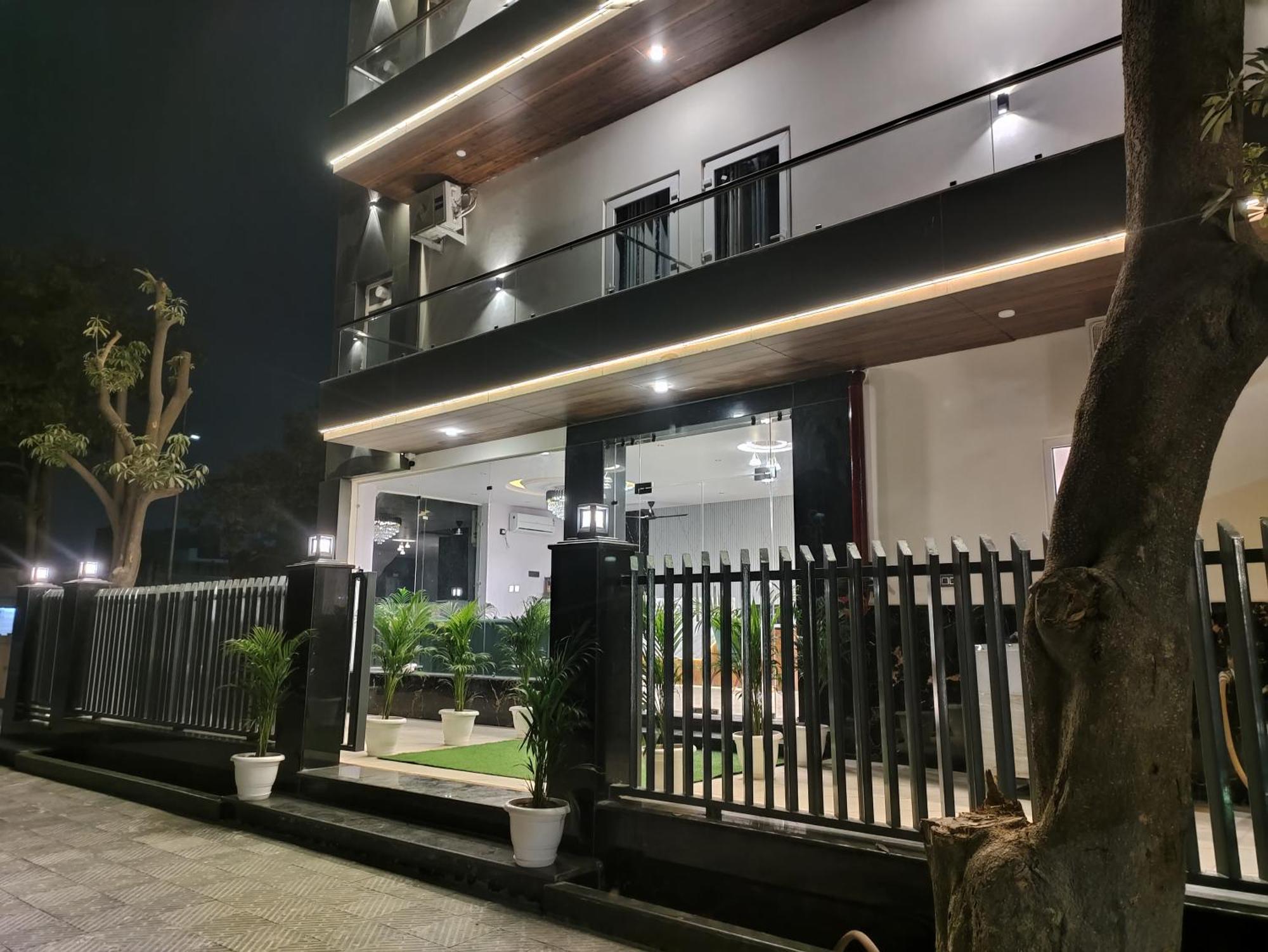 Emerald Suites Greater Noida Esterno foto