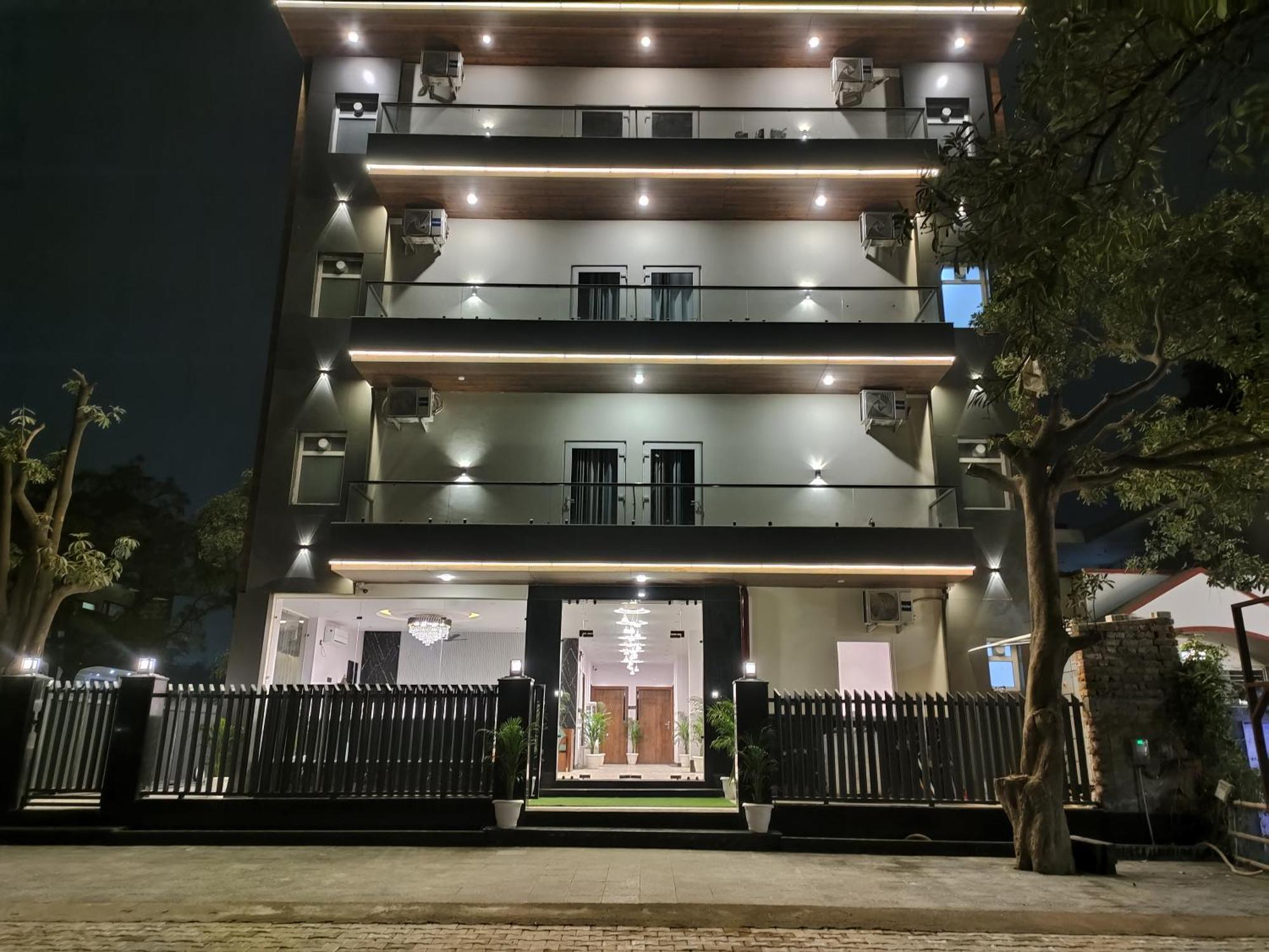 Emerald Suites Greater Noida Esterno foto
