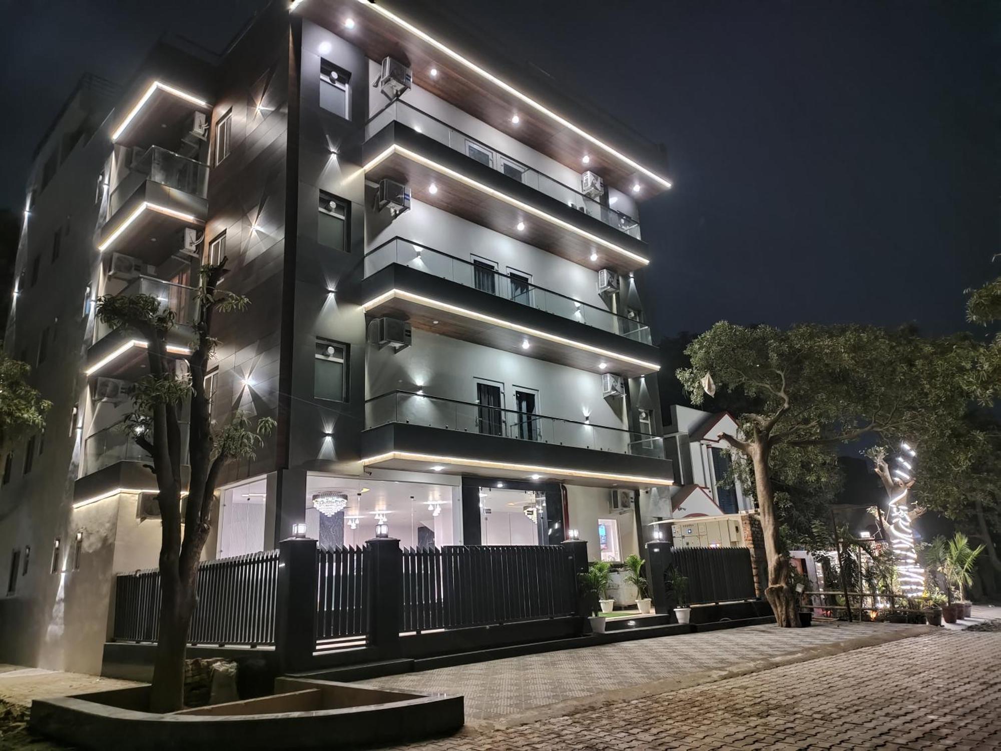Emerald Suites Greater Noida Esterno foto