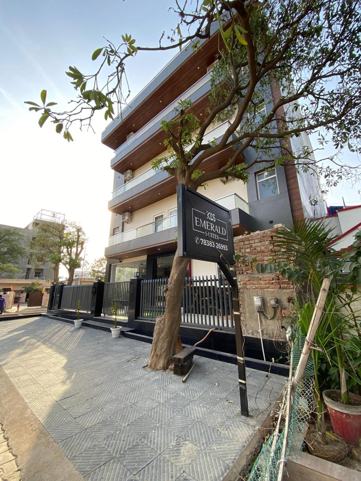 Emerald Suites Greater Noida Esterno foto