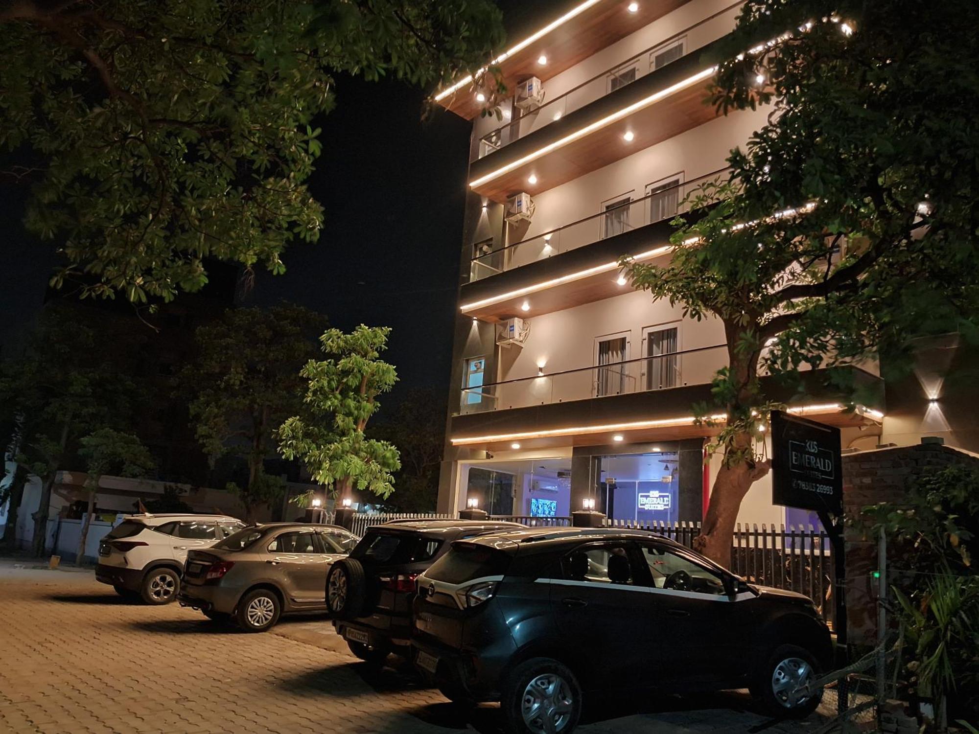 Emerald Suites Greater Noida Esterno foto