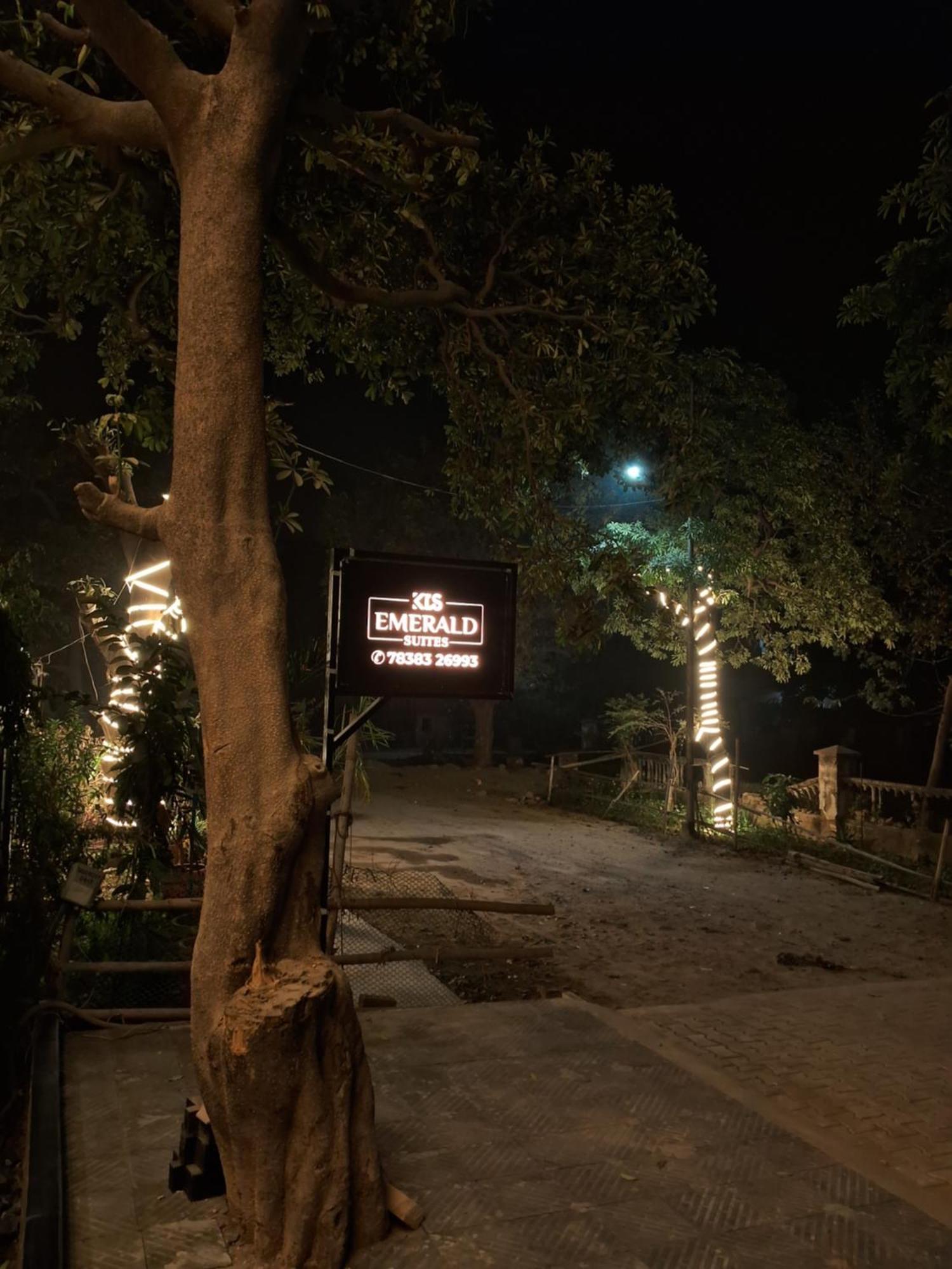 Emerald Suites Greater Noida Esterno foto