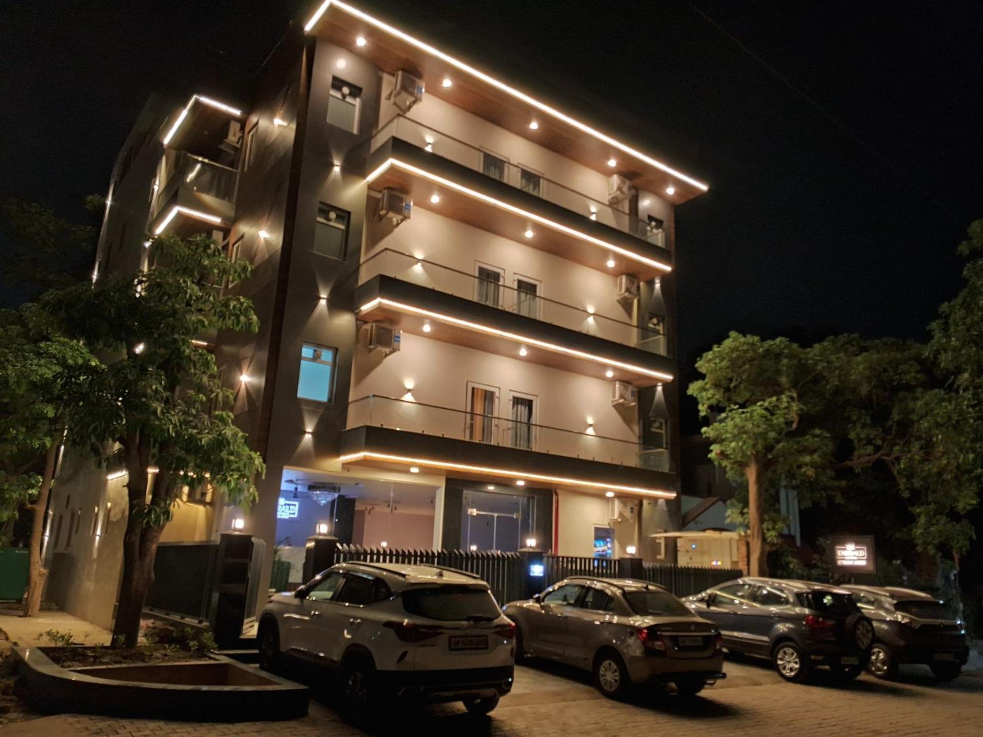 Emerald Suites Greater Noida Esterno foto