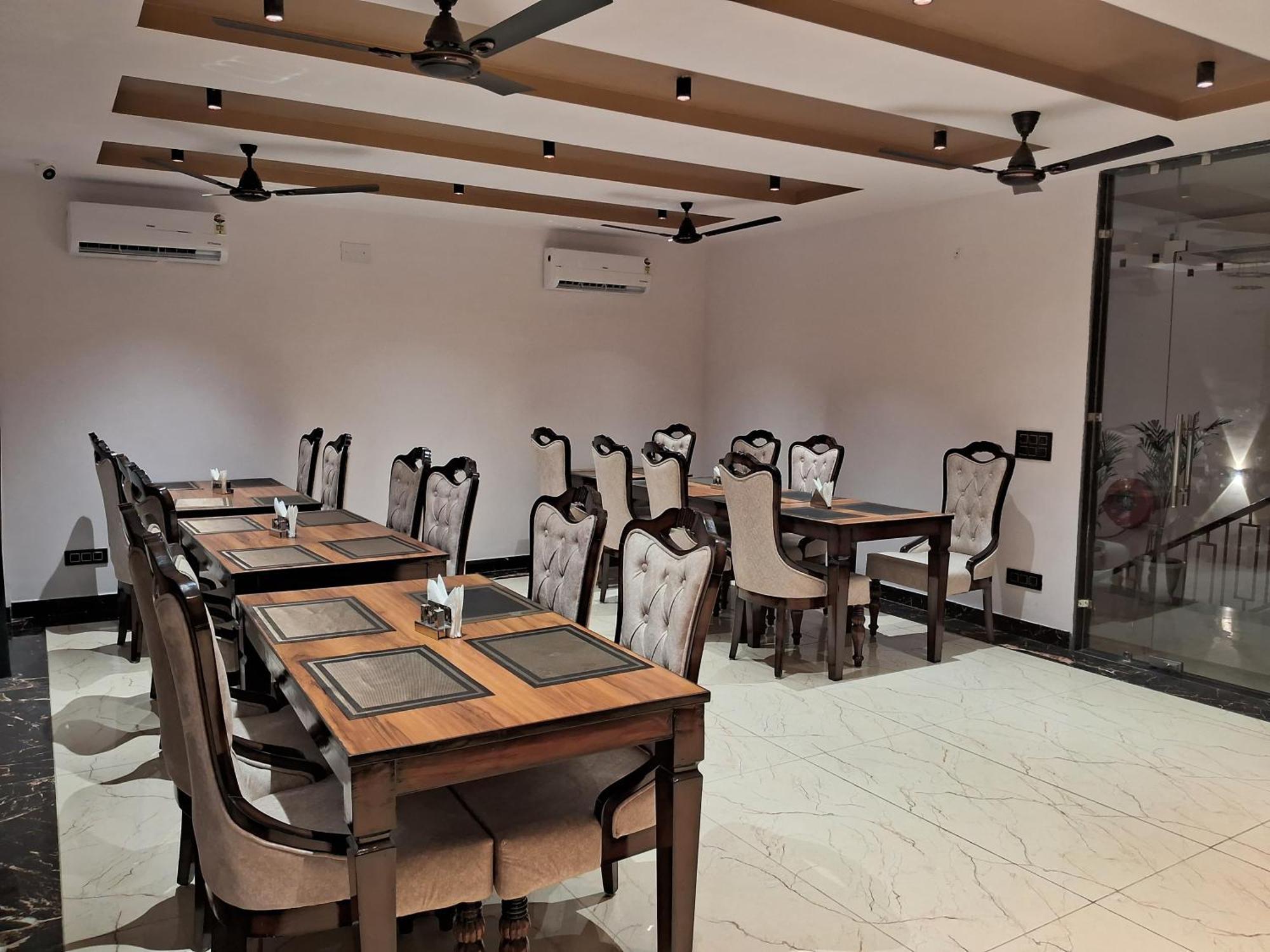 Emerald Suites Greater Noida Esterno foto