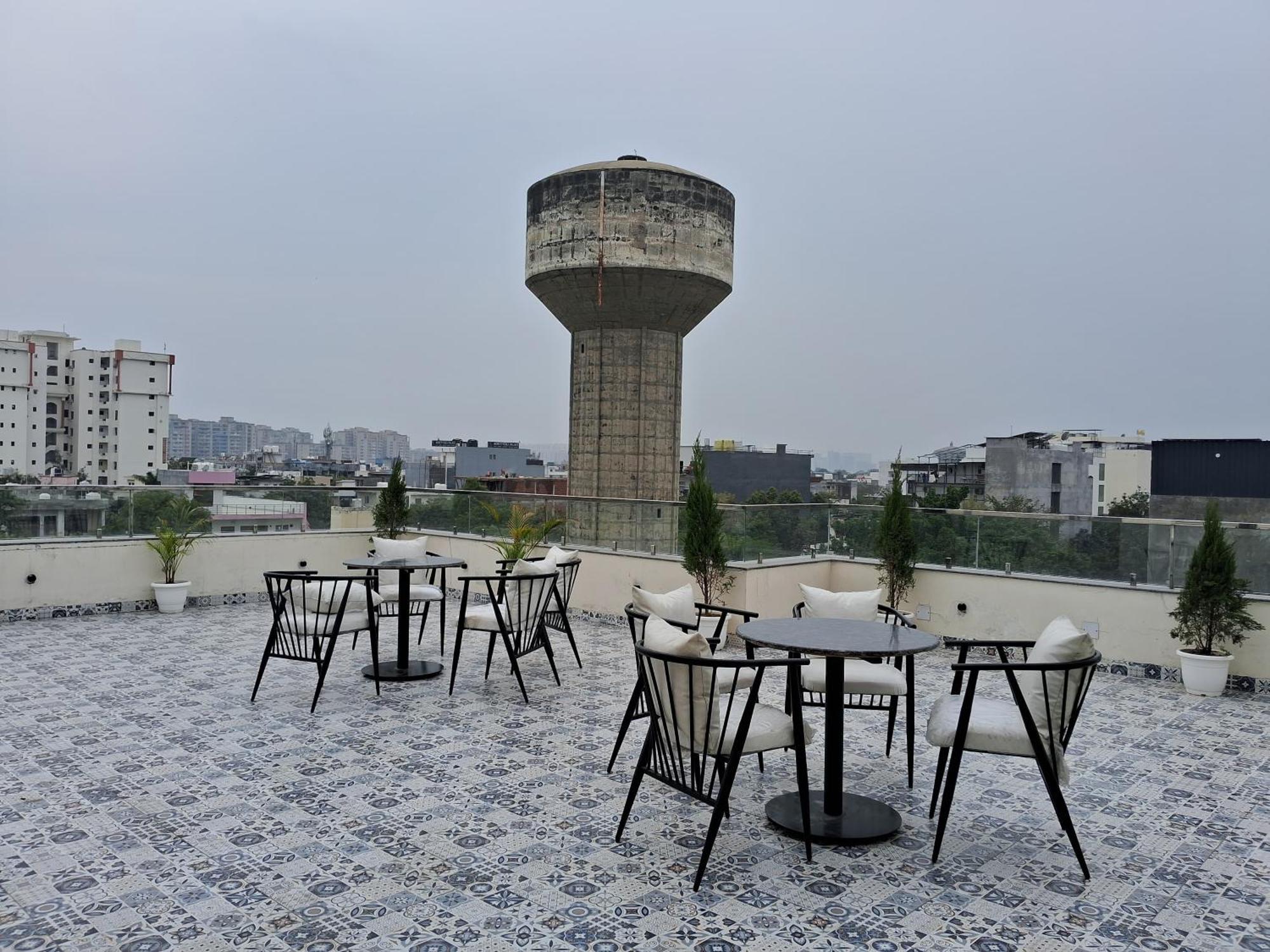 Emerald Suites Greater Noida Esterno foto