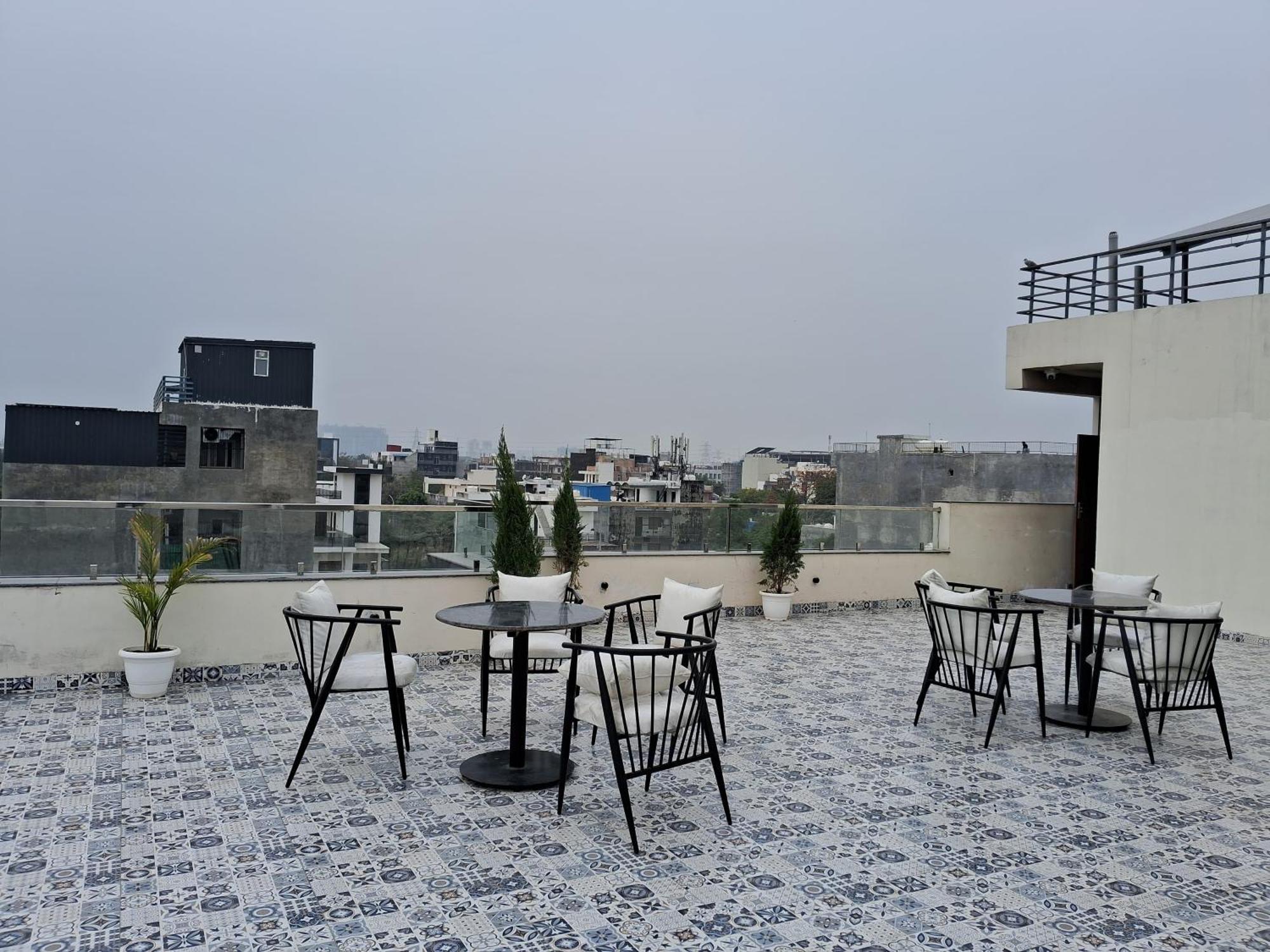 Emerald Suites Greater Noida Esterno foto
